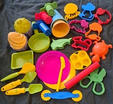Sammlung Spielzeug Küche Knete Sand Ausstechförmchen Formspritzen u.a.