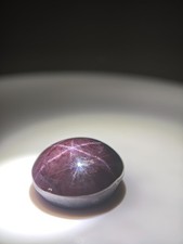 Rhodolith Granat 39.12 ct – 6-Strahl Stern – Cabochon Deep Reddish Purple Afrika