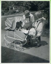 Foto   Knaben Matrosenanzug Kinderwagen   Vintage 1931