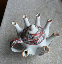 Porzellan-Teekanne mit mehreren Ausgüssen und Deckel