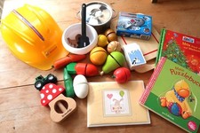 Set-Kinderspielsachen, Kaufladenteile, Bücher, Nussknacker, Auto, Bauhelm Bosch