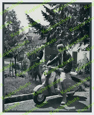 Jean Pierre Ronzel Foto Lambretta 125 ccm Motorroller Garten Sommer Paris 1957
