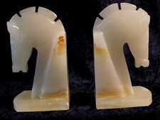 2 edle Buchstützen Pferdekopf Onyx weiß 70er Jahre