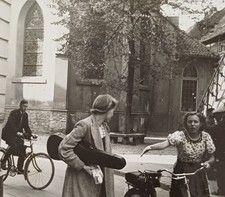 Berlin Neukölln 1938 zwei Frauen Fahrrad Geigenkasten Radfahrer vor Kirche Foto