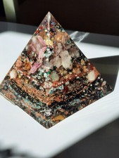 Pyramide Kristalle Heilung EMF