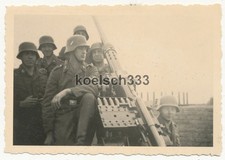 Foto Soldaten der Luftwaffe am 3,7cm Flak Artillerie Geschütz in Feuerstellung