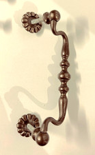 6 Schubladengriffe Pendelgriffe antik Bronzefarben  Lochabstand  9 cm