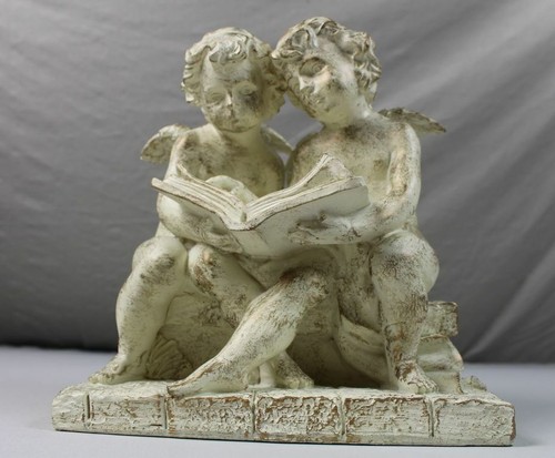 Engel mit buch sitzend auf - engel,