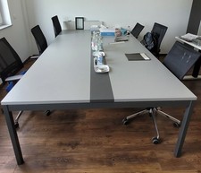 Moderner, Konferenztisch der