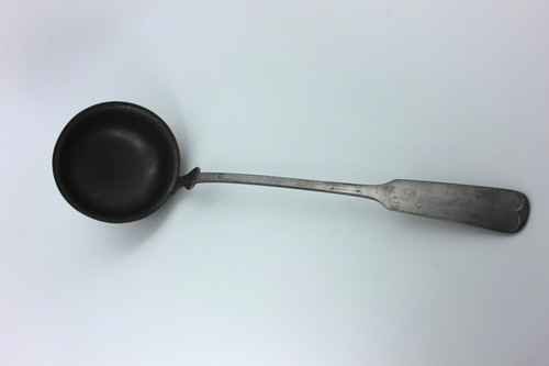 Suppenkelle aus zinn und - und, stahl