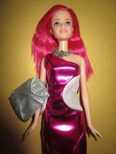 B-1124) SÜSSE BARBIE MATTEL PINKE HAARE LANGES KLEID+KETTE+HALBSTIEFEL+RUCKSACK