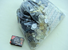 1,5 kg  Knöpfe gebraucht und neu gemischt unterschiedlichster Art/ Größe /Farbe