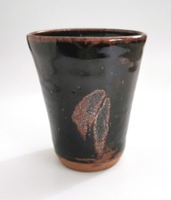 Studiokeramik Tenmoku glasiert Yunomi Eisenoxid Pinselarbeit geprägter Stempel