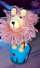 LEGLER SMALL FOOT LÖWE LION AFRIKA DRÜCKFIGUR HANDDRÜCKSPIEL HOLZ HANDARBEIT TOP