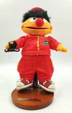 Ernie F1 Rennfahrer inkl. Collectibles Limited Ständer | Plüsch  Sesamstrasse