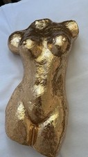 Figur Skulptur Statue Diese mit Goldplatte verzierte hängende VENUS - ein Unikat