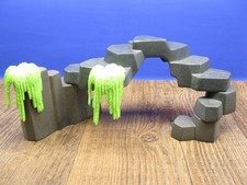 Felsen mit Hängepflanzen