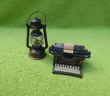 Vintage Miniatur Anspitzer Schreibmaschine und Petroleumlampe 80er Jahre