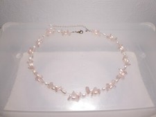 Collier auf Stahldraht