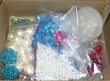 Ein Karton mit Dekosteine Glas und  Kunststoff