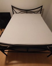 Bett 140 cm breit, Gestell aus Metall, dunkelbraun lackiert.