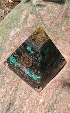 Orgonit Pyramide XL 15x15 cm Kehlkopf Chakra Blume des Lebens Gold