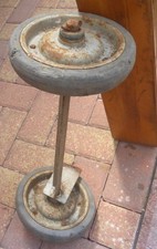 2 alte Räder auf Achse Wagenachse Rad Räder  ? Eisen Vollgummi Eisenräder -