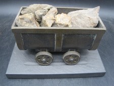 Erzlore Lore Kipplore mit Erz Erzbergbau Bergbau Eisenerz  Bronze Schiefer