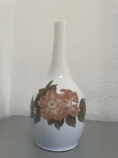 Vase mit Heckenrosen-Motiven