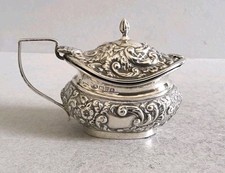 GEPRÄGTER, ANTIKER SENFTOPF AUS MASSIVEM SILBER.    48gms.    W.A.      TRUHE. 1901