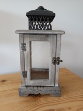 Schöne Holzlaterne im antiken Stil