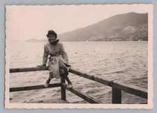 Tegernsee 1953 - Frau sitzt
