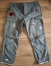 Süße Cargohose v. FORNARINA,  militärygrün mit Patches und Goldakzenten Gr. 30