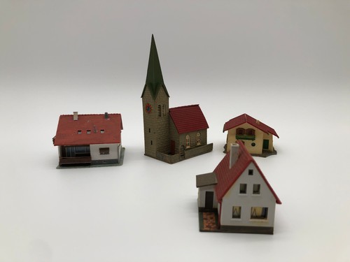 Kirche mit wohnhäusern - kirche,