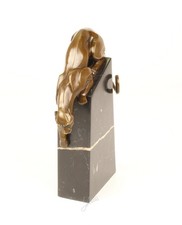 Bronzefigur herabsteigender