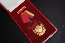 Banner der Arbeit II Stufe mit  Glatter Rückseite im Roten Luxus Etui