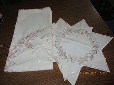kleines Konvolut, 3 Stück ,Weihnachtsmitteldecke und 2 Sterndeckchen