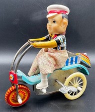 Blechspielzeug Junge auf