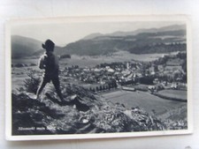 AK Krieglach Steiermark, Ortsansicht mit Bub in Tracht um  1930