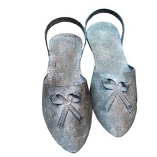 Paar Schuhe antikgrün