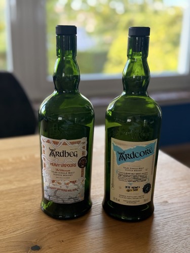 Leere ardbeg whiskyflaschen - ardbeg,
