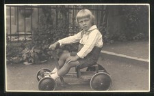 Foto-AK Kind auf Tretauto, Spielzeug 