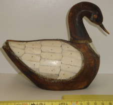 Uralte Ente mit spitzem Schnabel * aus Holz mit Messingverzierungen * Dekoration