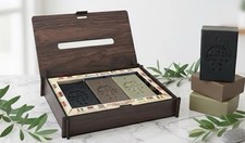Holz-Geschenkbox mit 3 originalen Aleppo-Seifen ( 440 g-Seifen)