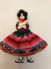 Handgefertigte Puppe mit 2 Kindern, in bunter Indio Tracht der Anden, Vintage