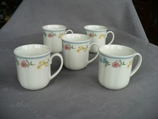 TCM Tchibo  5 Kaffeebecher Henkelbecher H. 9cm  bunte Streublumen m. blauem Rand