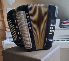 HOHNER ouverture mit eingebautem Tonabnehmer und Transportkoffer