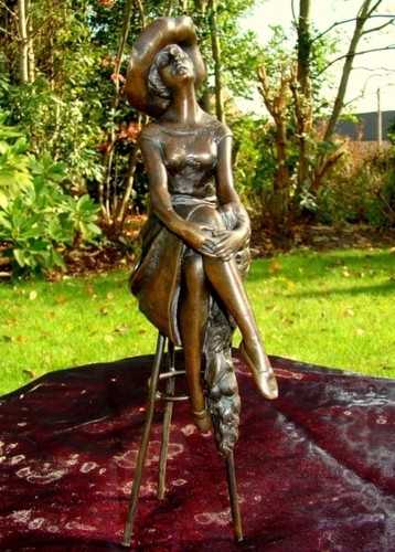 Statue maid hut art - statue,