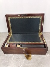 Regency Schreibschräge mit Tintenfässern, Buchauflage und Schlüssel