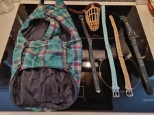 Konvolut: Hundekleidchen, diverse Halsbänder, Maulkorb f. kl. Hunde (Schnauzer)